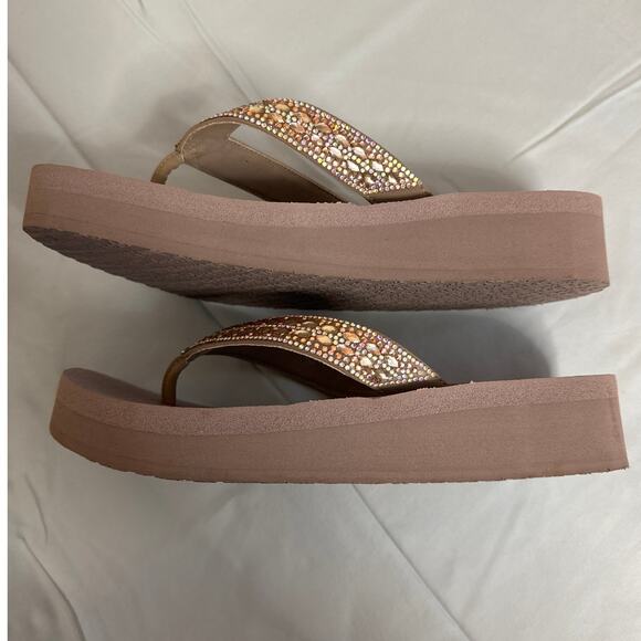 Cali Sketcher Taupe Yoga Foam Rhinestone Flip Flops Size 9 Worn A Few Minutes - Picture 7 of 11